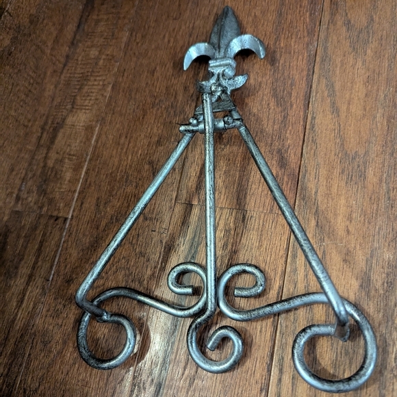 Vintage Fleur De Lis Antiqued Metal Plate Holder, Photo Easel Holder - Picture 2 of 7